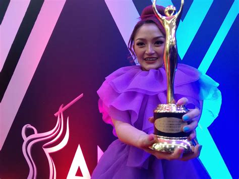 Dirinya diketahui bakal segera menikah dengan rachel theresia setelah. Siti Badriah Kembali Dianugerahi Piala Artis Dangdut ...