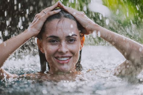 Non mi piace la gente che bestemmia. Donne Sotto La Doccia - Foto e Immagini Stock - iStock