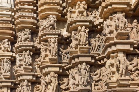 Als men puja doet, probeert men de goden te behagen alsof het mensen zijn, dat is, wezens met vijf zintuigen. Collage met hindoeïstische goden, india — Stockfoto ...