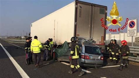 Il bilancio è tragico, sono morti i due camionisti alla guida dei veicoli. Incidente sull'Autostrada A1 a Lodi, ci sono vittime