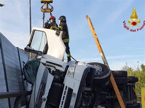 L'incidente è avvenuto sulla statale 460, sulla circonvallazione di salto. Incidenti sull'A1 e l'A11: morti due camionisti ...