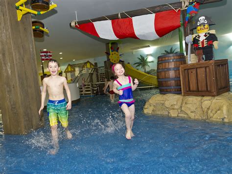 My sister (like/likes) to swim in the river. What Legoland's new Castle Hotel is like | BT