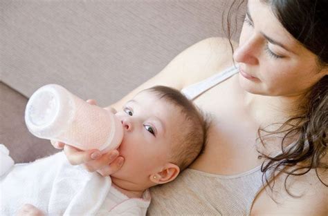 Denn der verzicht auf vollmilch kann sich nachteilig auf die. Welche Milch fürs Fläschchen? | Baby, Flaschen, Stillen