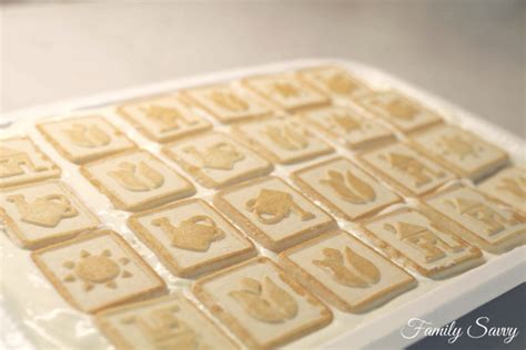 You can change up the pudding flavors—banana pour mixture onto bananas, and cover with remaining cookies. How to Make the Queen's Chessmen Banana Pudding {Recipe ...