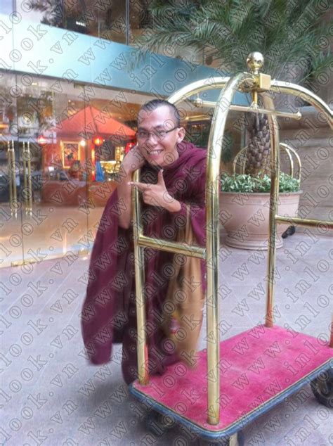 Đàm vĩnh hưng tên khai sinh là huỳnh minh hưng (sinh ngày 2 tháng 10 năm 1971), còn có biệt danh mr. Sốc: Lộ ảnh trần tục của nhà sư "khóa môi" Đàm Vĩnh Hưng