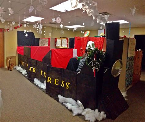 For a simple and quick christmas decorating solution, transform your tree into a fun holiday character, like this adorable snowman. Polar Express Christmas Decorating Ideas | Psoriasisguru.com