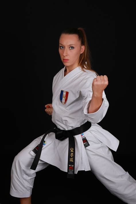 A traditional karate gi is usually white and this is the most widely accepted colour; Kimono Karate Kata Shureido New Wave 3 NW-3