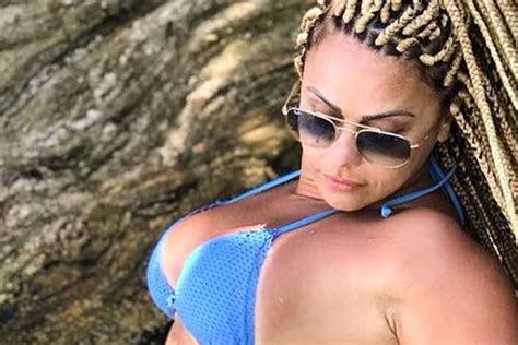 189 pictures of viviane araújo. Viviane Araújo exibe novo visual em praia