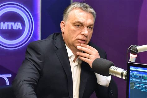A miniszterelnök jeruzsálemi útja miatt maradt el pénteken a szokásos beszélgetés. Orbán Viktor: A második kerítés a legnagyobb tömeget is ...