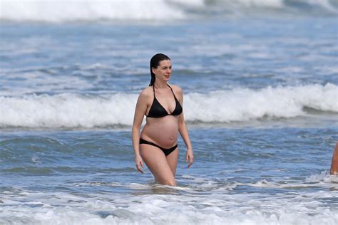 Italia divisa in zone, la rabbia dei. Anne Hathaway in a Bikini (38 Photos) | #TheFappening