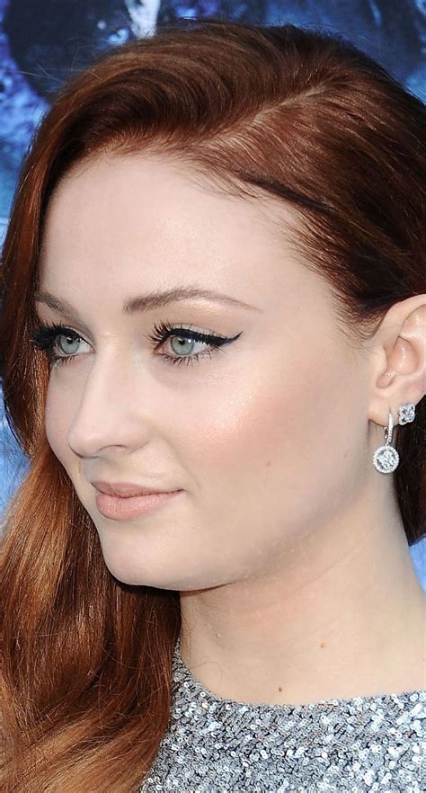 Just with her hair down and a bit messy. Sophie Turner - Got Premiere Los Angeles | Sophie turner ...