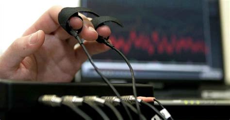 El fundamento sobre el que funciona el detector de mentiras, son esos cambios fisiológicos que acompañan a los estados emocionales, imposible de controlar mediante. ¿Cómo funciona un detector de mentiras o polígrafo? | Nanova