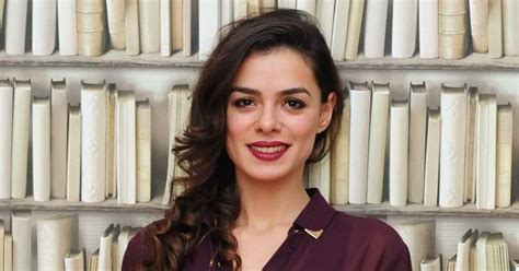 Beyaz show'a telefonla bağlanan murat dalkılıç, konuklarımız mustafa ceceli, özge özpirinçci, buğra gülsoy ve tümer metin'e. Özge Özpirinçci yüzünde sümüklü böcek gezdirdi