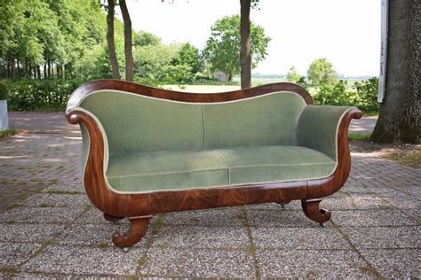 Antieke biedermeier bank niet op geleefd alleen voor de sier gestaan evt met bijpassende stoelen prijs 250,— per stuk. Antieke bank sofa, mahonie, Biedermeier ca 1850 ...