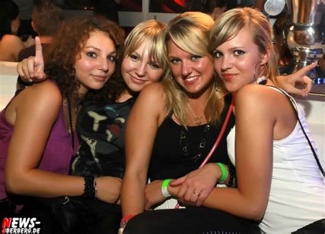 In den verschiedensten themenräumen kannst du dich täglich vergnügen. DINGE, LINGE, LING @B1 und DKdance! Hübsche Girls ...