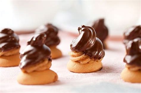 Combine powdered sugar, almond extract and enough milk for desired glazing consistency in bowl. Czech Walnut Wreath Cookies : Christmas Cookies Part 4 ...