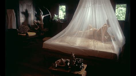 Emmanuelle 3 (1977) film yönetmeni olan gregory çekeceği film için ev aramaktadır. CINEMA NOSTALGIA : EMMANUELLE - Film Club