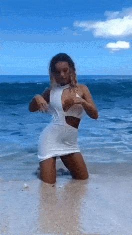 Handpicked moments of sexual life. 18 GIFs Of Hotties Fail Quite A Bit - Barnorama