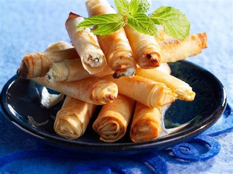 Les feuilles de brique ont fait leur entrée dans la cuisine française depuis quelques années et sont aujourd'hui utilisées de différentes manières pour la pastilla est une recette à base de brique préparée au maroc pour les grands évènements. Que faire avec des feuilles de brick ? 15 recettes pour faire craquer les gourmands | Brick au ...