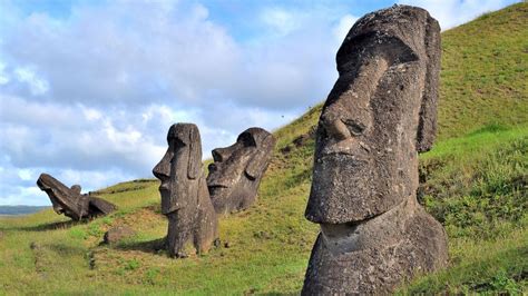 La isla de pascua ofrece una completa mezcla de excelentes olas para quienes deseen practicar surf, tanto si son principiantes como experimentados. Chile: por qué la Isla de Pascua les está imponiendo restricciones a los cientos de miles de ...