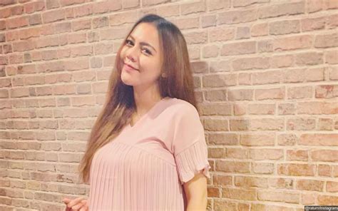 Ratu rizky nabila mengunggah sebuah foto bersama maia estianty di akun media sosial instagramnya. Kondisi Kehamilannya Sedang Buruk, Ratu Rizky Nabila Tak ...