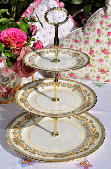 8 dinner plates 8 salad plates 8 bread & butter plates 8 cream soup bowls 8 cream soup saucers 8 cups 8 saucers. Aynsley Henley Pattern Vintage China Cake Stand