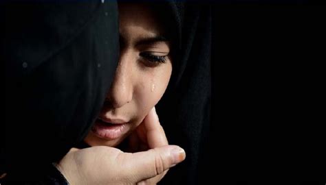 Namun sikap saling menenangkan diri ini tidak boleh dijadikan alasan untuk menghindar satu sama. Hukum Menyakiti Diri Sendiri Dalam Islam - Cara Mengajarku