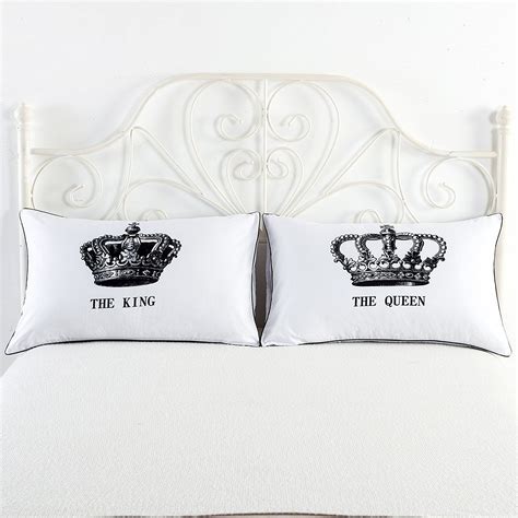 Buyitalianstyle entra anche in camera da letto. Coppie di federe copricuscino con scritta "the king" e ...