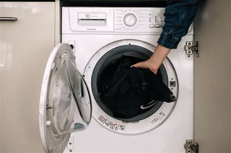 Uses fast agitation in the wash cycle, and a slow spin cycle. Q&A: What's the best way to wash jeans? — Tips — Thread