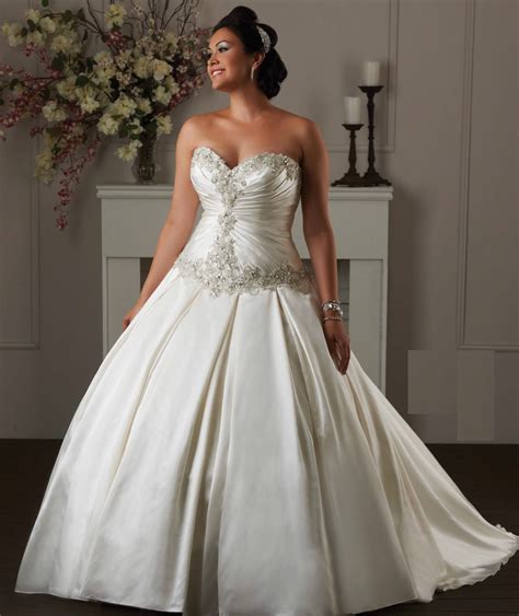 Take a look at these 21 wedding dress ideas for brides with curves. Wedding Dresses For Curvy Short Brides