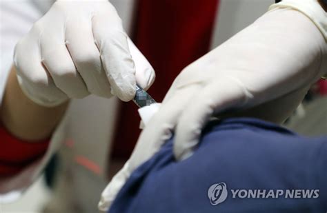 연합뉴스(yonhap news agency)는 방송과 신문, 정부, 포털 사이트, 기타 예약 구독자에게 기사를 공급하는 국가기간 뉴스통신사다. 함안서 독감 백신 접종 후 1명 사망…경남 7번째 - 나무뉴스