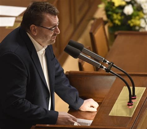 Nezařazený poslanec lubomír volný musel být ochrankou vyveden z poslanecké sněmovny foto: Jste zbabělci. Lidi omezujete, ale před agresivním sobcem ...