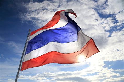 Red, navy blue and sky blue flag with the emblem of royal thai armed forces: De Vlag Die Van Thailand In De Wind Met Mooie Blauwe Hemel ...