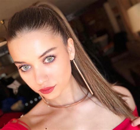 Medya'da ve magazin dünyasında güzelliği ile sıkça adriana lima'ya benzediği. Afra Saraçoğlu'dan K-Pop dansı: 1 milyondan fazla tıklandı