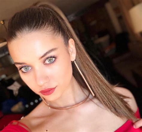 Medya'da ve magazin dünyasında güzelliği ile sıkça adriana lima'ya benzediği. Afra Saraçoğlu'dan K-Pop dansı: 1 milyondan fazla tıklandı