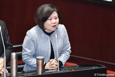 免疫學博士顧小培繼續解答大家有關新型冠狀病毒的疑問，今次題目是： 。透過食用洋蔥和綠茶來攝取洋蔥素和綠茶素，可以嗎？ 。可以多說一點自我檢查肺部時的深呼吸嗎？ 。為什麼新肺炎病人的潛伏期可長達24天？ 。什麼是假陰性？ 第二波防疫照顧假有譜、給不給薪？ 勞動部一次說清楚 | ETtoday財經雲 | ETtoday新聞雲