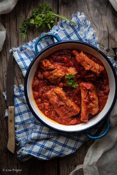 Oggi prepariamo la ricetta delle costine di maiale al forno marinate, un piatto da gustare con le mani insieme ad una bella birra ghiacciata e in. Costine di maiale al sugo, piatto tradizionale. - Fregosi ...