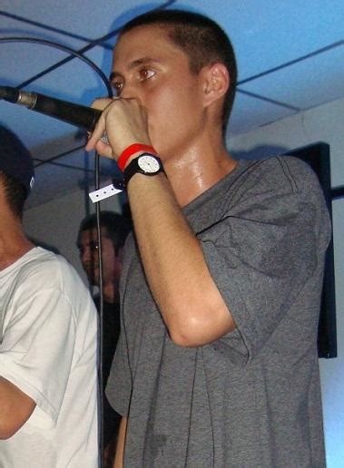 En esta ola de solicitudes llego una que me gusto, recopilar frases de canserbero, no solo porque soy de venezuela como lo era tirone josé gonzález orama o como todos lo recordamos canserbero. Las 100 Mejores Frases de Canserbero - Lifeder