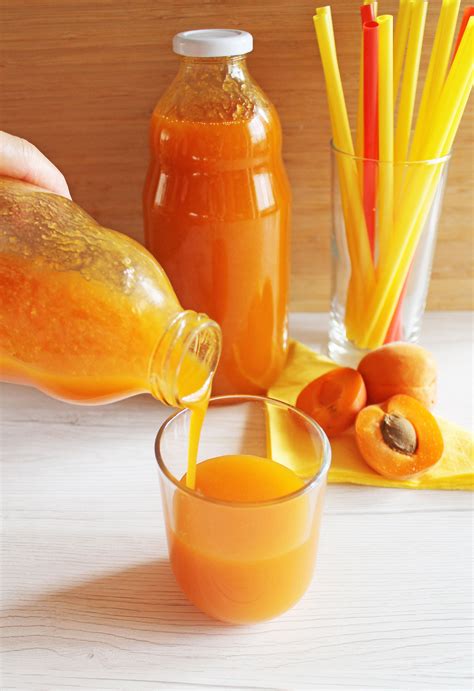 Il succo di mela, in molti paesi del nord europa, non si beve puro così com'è ma mischiato ad acqua gassata. Succo di Frutta Fatto in Casa all'Albicocca - Passami La ...