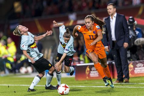 Lieke martens plays the position forward, is 28 years old and cm tall, weights kg. Lieke Martens | Meisjes voetbal, Vrouwenvoetbal, Voetbal ...