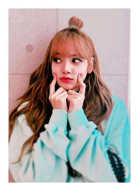 Para las imágenes, lalisa utilizó un top en forma de lazo de la firma celine, además de un maquillaje en tonos tierra que le dieron una apariencia natural, su cabello despenado y accesorios en colores plateados. Blackpink - Imagen de Azael101Sali | Lisa blackpink fondo ...