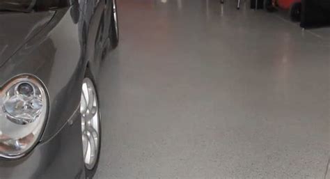 Das alterungsschutzmittel der reifen kann zu flecken in der beschichtung führen. Fußbodenfarbe beton