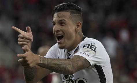 Guilherme antonio arana lopes (born 14 april 1997), known as guilherme arana, is a brazilian professional footballer who plays as a left back for atlético mineiro, on loan from sevilla. Veja imagens de Guilherme Arana no Corinthians - Gazeta ...