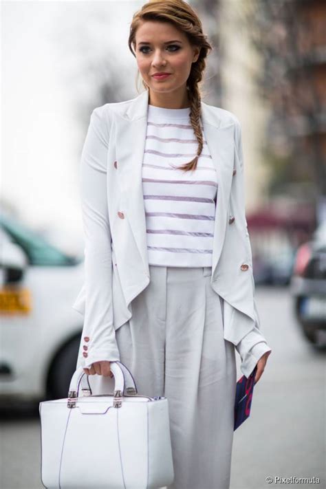 Rounder lines and plumper cheeks than the oval face shape. 10 Hairstyles for round face shapes