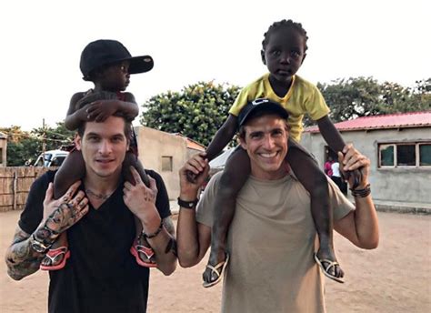 Gianecchini ensina a dobrar mangas de camisas. Reynaldo Gianecchini curte dias na África com mãe e amigo ...