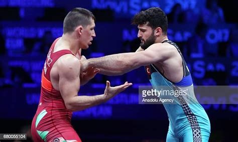 Válassz több 10 000 könyv közül! Metehan Basar of Turkey competes against Viktor Lorincz of ...