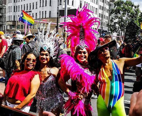 Csd berlin (christopher street day). CSD 2019. Schau auf den Regenbogen Foto & Bild | berlin ...