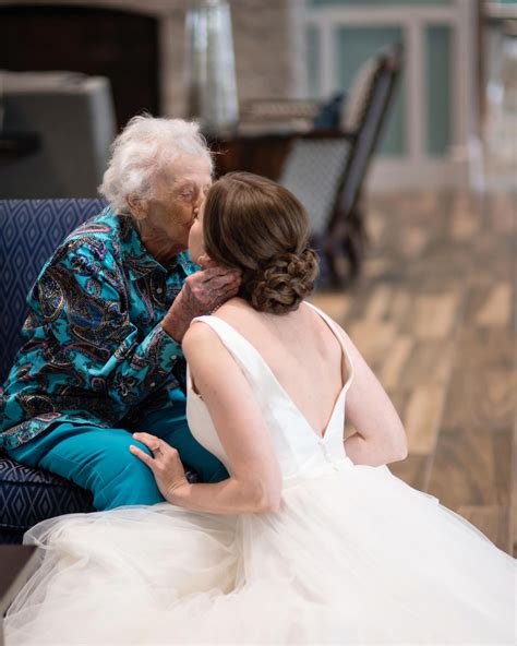 Ihr hochzeitskleid wird in london ausgestellt. Besuch im Hochzeitskleid: Braut erfüllt Oma letzten Wunsch ...