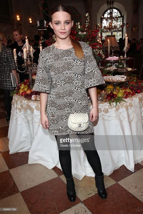 Sie erzählt, wie sich der „tatort verändert hat, was die kritik an der polizei für den krimi bedeutet, und warum auch crossdresser mörder sein können. Jasna Fritzi Bauer during the Chanel Metiers d'Art ...