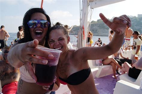 Newest best videos by rating. Partyurlaub im Ferienhaus - Mallorca Vs. Ibiza: Wo laufen ...